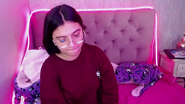 laurenelove online show from October 4, 2025, 12:01 am