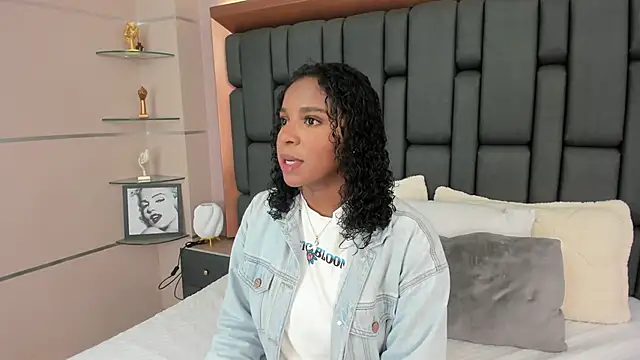 LisaMendez online show from October 23, 2025, 4:11 am