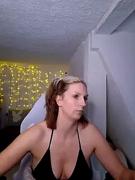 Snapshot of SexyJulia21 chatting on February 27, 2025, 11:50 am SexyJulia21 online show from February 27, 2025, 11:50 am