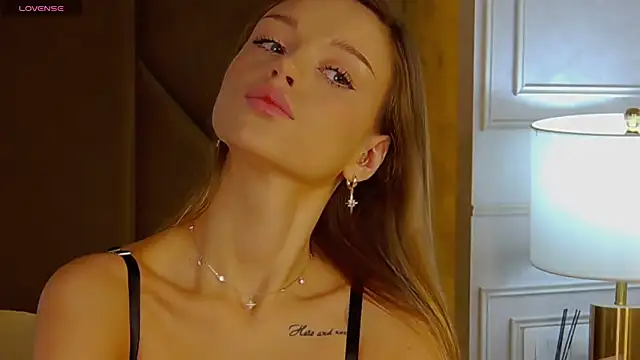 MarilynNova online show from November 6, 2025, 4:27 am