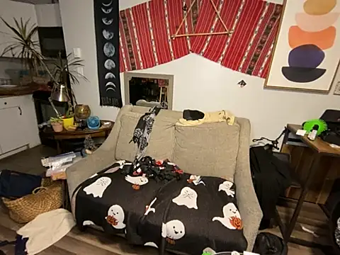 SalemStratton online show from December 17, 2025, 12:04 am