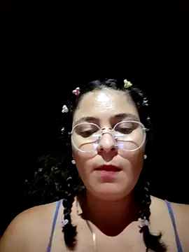 Snapshot of Lily-o chatting on October 21, 2025, 12:11 am Lily-o online show from October 21, 2025, 12:11 am