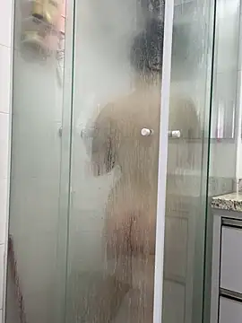 yumi-hot online show from April 16, 2026, 3:35 pm