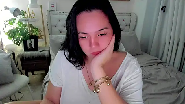 Snapshot of SweetHoney369 chatting on October 21, 2025, 6:57 am SweetHoney369 online show from October 21, 2025, 6:57 am