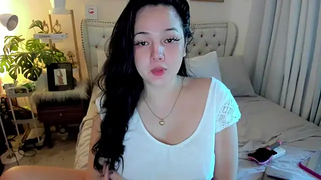 Snapshot of SweetHoney369 chatting on October 15, 2025, 12:31 am SweetHoney369 online show from October 15, 2025, 12:31 am