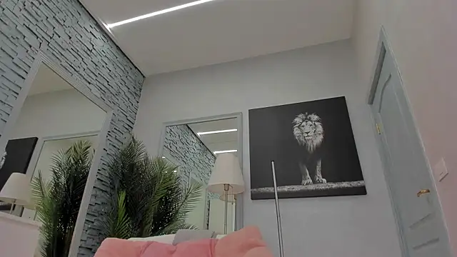 Reina Cummings online show from July 4, 2026, 6:53 am