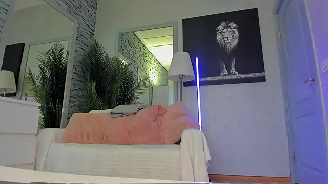 Reina Cummings online show from July 6, 2026, 4:30 am