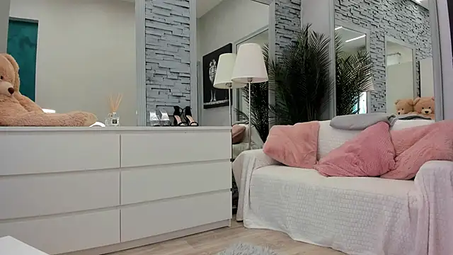 Reina Cummings online show from June 29, 2026, 6:42 am