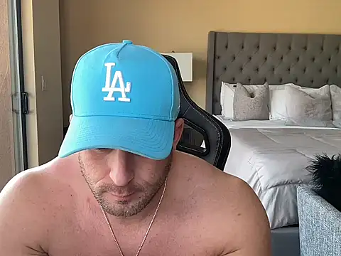 brettmycles28 online show from September 25, 2025, 8:04 pm