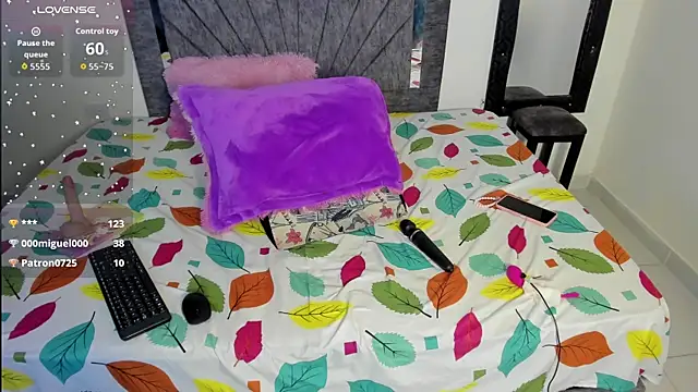 Laurasofia01 online show from October 28, 2025, 2:12 am