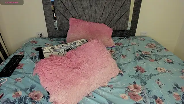 Laurasofia01 online show from April 9, 2026, 3:19 am