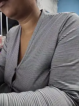 Snapshot of MichelleMore chatting on October 24, 2025, 1:48 am MichelleMore online show from October 24, 2025, 1:48 am
