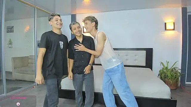 Bisexlifehot   online show from November 28, 2025, 11:16 pm