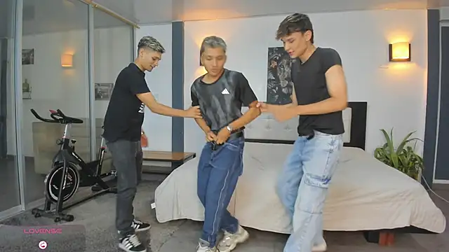 Bisexlifehot   online show from November 9, 2025, 11:09 pm