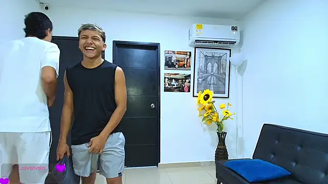 Bisexlifehot   online show from April 10, 2026, 11:12 pm