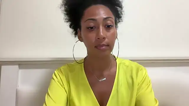 Snapshot of Vaylisse chatting on October 6, 2025, 3:35 pm Vaylisse online show from October 6, 2025, 3:35 pm