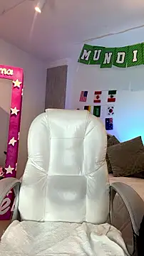 Snapshot of LUNAA___ chatting on July 14, 2026, 3:22 am LUNAA online show from July 14, 2026, 3:22 am