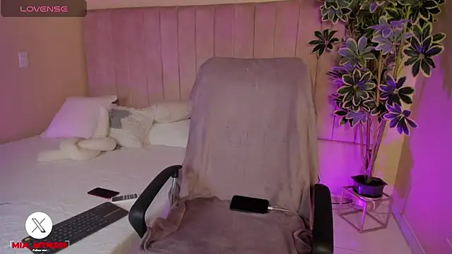 Mia mtnz02 online show from November 8, 2025, 12:47 am