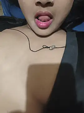Snapshot of RAYI_Queen_2 chatting on May 18, 2026, 7:29 pm RAYI Queen 2 online show from May 18, 2026, 7:29 pm