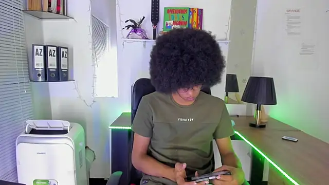 DEAMOL online show from November 7, 2025, 6:34 pm