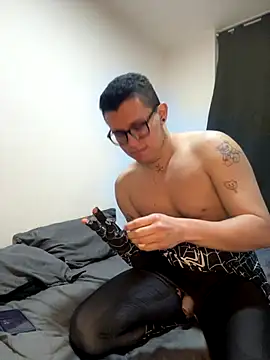 Snapshot of Kurtxxx22 chatting on November 1, 2025, 4:08 am Kurtxxx22 online show from November 1, 2025, 4:08 am