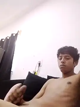 Snapshot of Eduardo_20cm chatting on May 24, 2026, 3:12 pm Eduardo 20cm online show from May 24, 2026, 3:12 pm