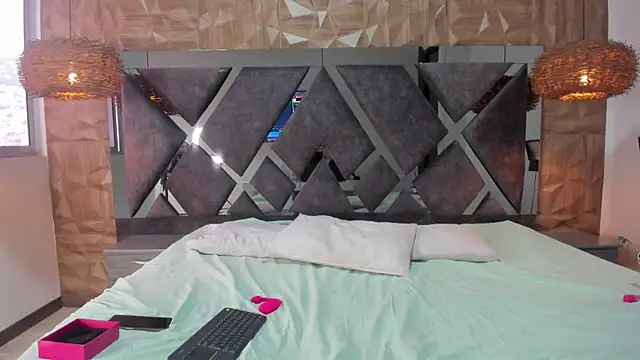 Selene  Lopez  online show from April 17, 2026, 8:22 pm