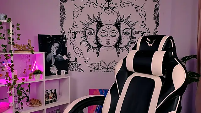 Charlotte Colinss online show from September 17, 2025, 4:25 am