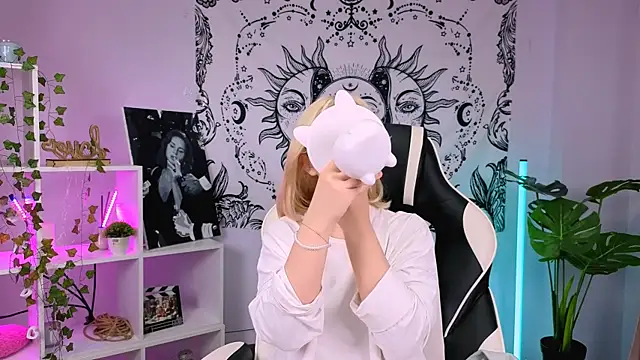 Charlotte Colinss online show from September 23, 2025, 3:02 am