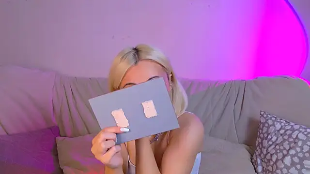 Charlotte Colinss online show from June 3, 2026, 3:51 am