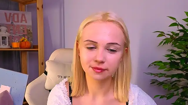 Charlotte Colinss online show from November 5, 2025, 2:25 am