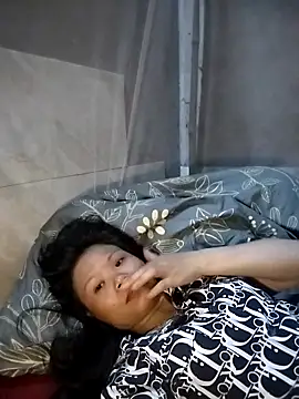 LinhNa999 online show from April 15, 2026, 1:04 pm