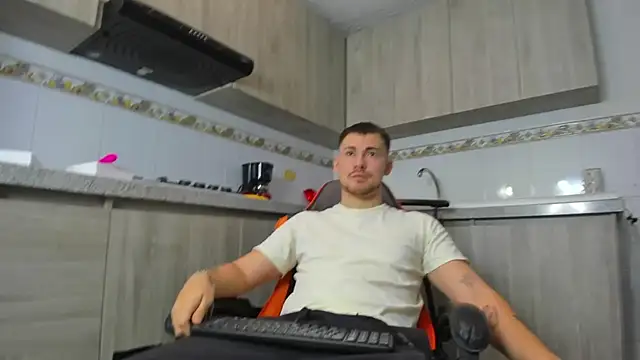 Snapshot of BrunoWalkerr chatting on September 17, 2025, 1:02 pm BrunoWalkerr online show from September 17, 2025, 1:02 pm