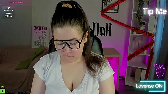 Tara Torres online show from October 30, 2025, 7:50 am