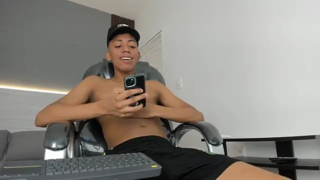 Brunette  boy online show from December 20, 2025, 3:09 am