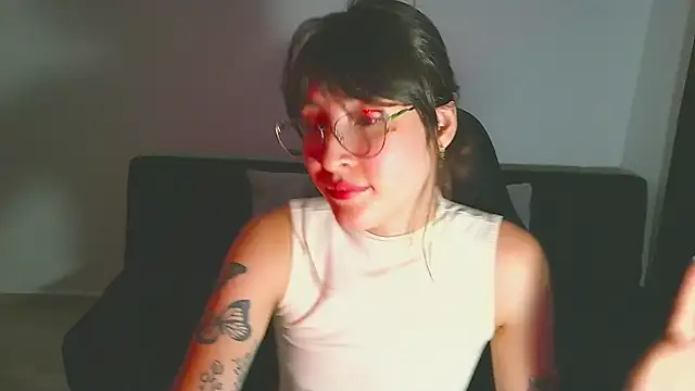 Yulienneg online show from April 29, 2026, 1:10 am