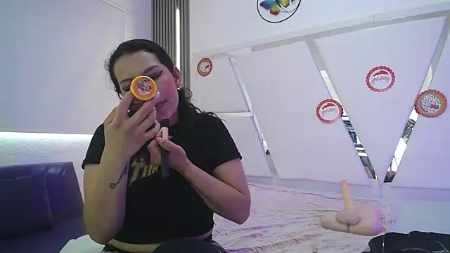 Mia garcia28 online show from December 3, 2025, 7:24 pm