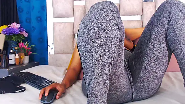 AmbarSmit online show from February 13, 2026, 2:55 am