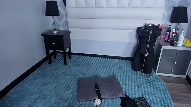 EimmyAdams online show from December 3, 2025, 1:43 pm