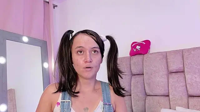 LolaYun online show from November 16, 2025, 5:28 pm