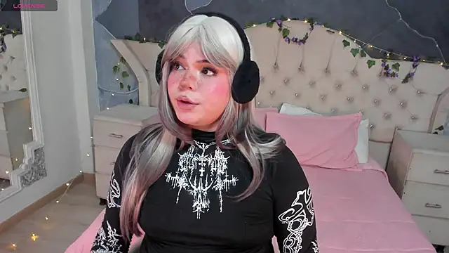 Snapshot of Maxxxine1 chatting on April 5, 2026, 12:28 am Maxxxine1 online show from April 5, 2026, 12:28 am