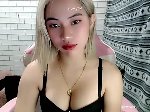 Rainea149 online show from October 28, 2025, 1:21 pm