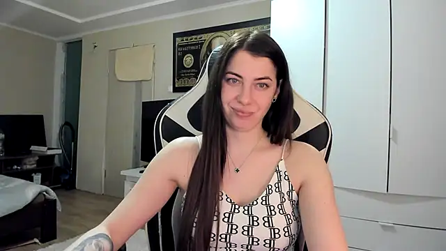 EmiLovsi online show from March 5, 2026, 7:21 pm