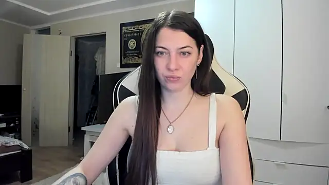 EmiLovsi online show from April 4, 2026, 8:48 pm