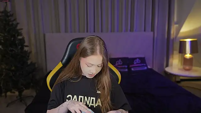 Esmie Smile online show from January 14, 2026, 12:03 am