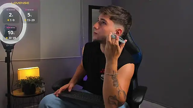 IamAngelCamilo online show from November 11, 2025, 1:22 am