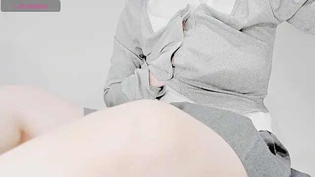 yaya babe online show from November 13, 2025, 3:27 pm