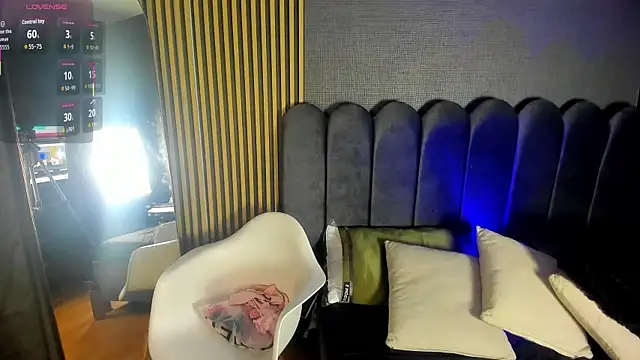 Gina 77 online show from November 4, 2025, 12:09 pm