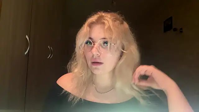 sunshinyflash online show from November 9, 2025, 6:23 pm