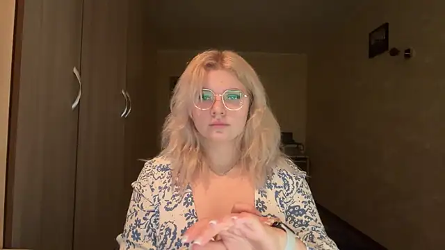 sunshinyflash online show from November 11, 2025, 5:08 pm